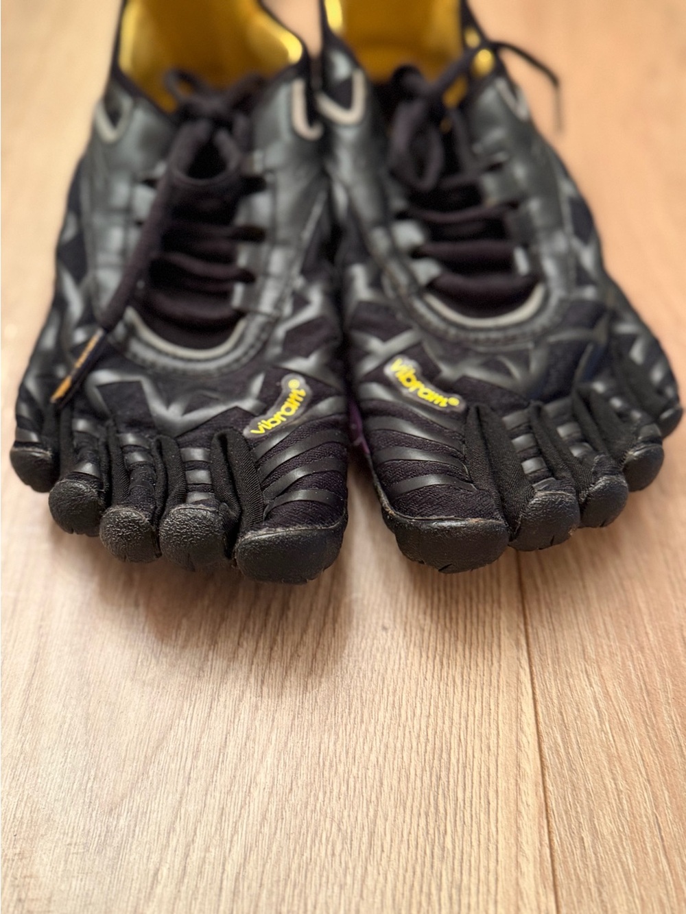 Vibram FiveFinger Minimalist Toe Shoes in Black and Yellow sz 8.5, EU 39 - Picture 4 of 4